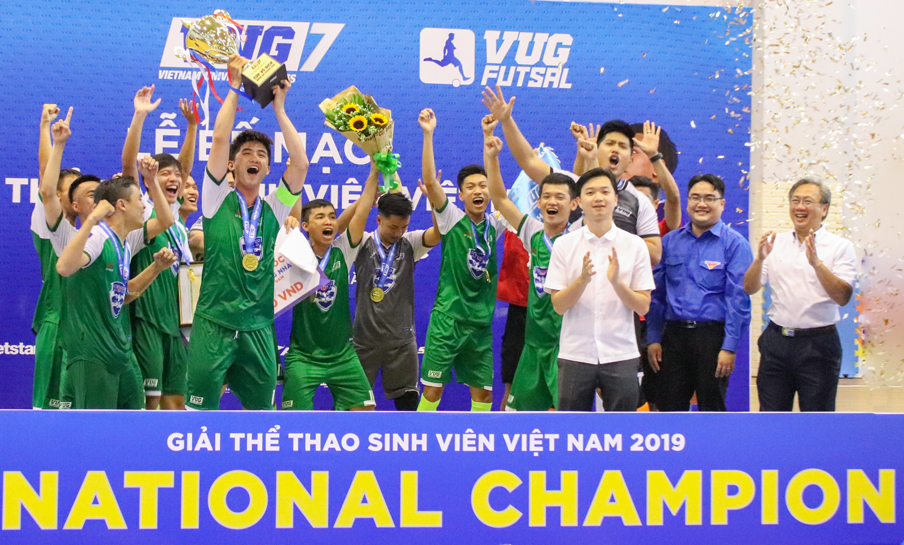 Đội bóng đá sinh viên TDTU nâng cúp vô địch Futsal Giải thể thao sinh viên toàn quốc 2019