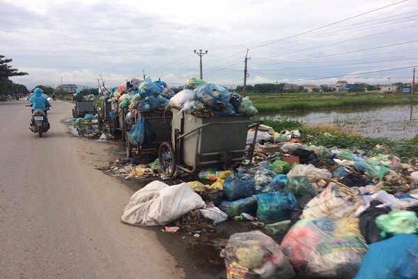 Rác tại các điểm tập kết rác, ven đường quốc lộ đã bị ùn ứ nghiêm trọng (điểm tập kết rác trên đường tại xã Hòa Bình, Thủy Nguyên).