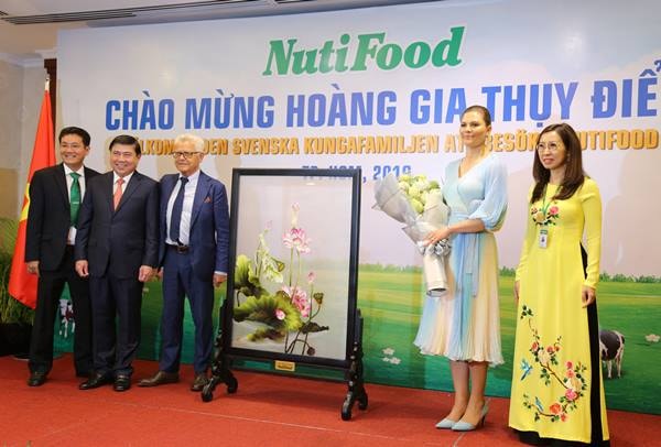 NutiFood đã gửi tặng công chúa Thụy Điển một bức tranh hình hoa sen do những nghệ nhân Việt thêu tay