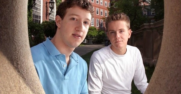 Mark Zuckerberg và Chris Hughes trong những ngày đầu tiên của Facebook, ảnh chụp hồi năm 2004. Ảnh: Polaris.
