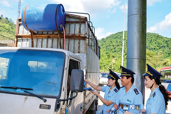 p/Cán bộ Hải Quan tại Chi Cục Hải Quan Cửa khẩu Cầu Treo hướng dẫn những thay đổi mới về thủ tục cho doanh nghiệp.