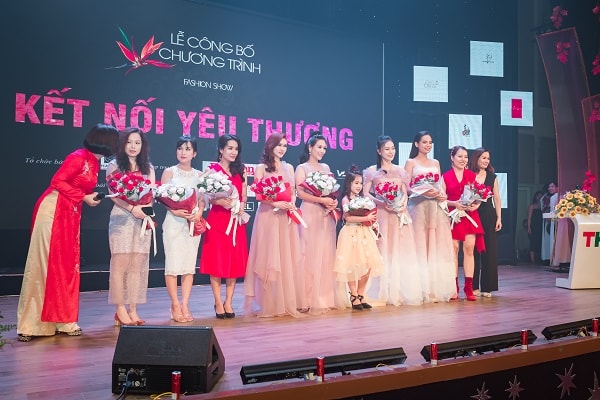 Các diễn viên và các nhà thiết kế đồng hành cùng chương trình.