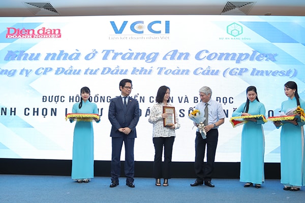 Tiến sỹ Vũ Tiến Lộc – Chủ tịch Phòng Thương mại và Công nghiệp Việt Nam (VCCI); Giáo sư Đặng Hùng Võ – Nguyên Thứ trưởng Bộ Tài nguyên Môi trường trao chứng nhận và kỷ niệm chương cho các Dự án đáng sống năm 2019.