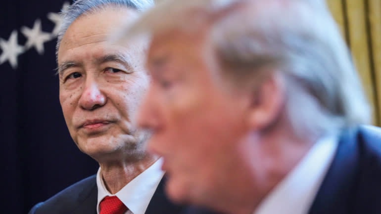 Phó Thủ tướng Trung Quốc Liu He lắng nghe khi Tổng thống Hoa Kỳ Donald Trump phát biểu tại Phòng Bầu dục cách đây hơn một tháng, khi một thỏa thuận thương mại xuất hiện ở một góc.