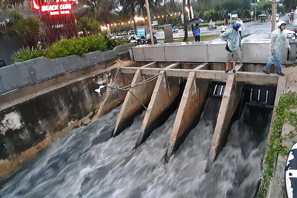 Trong thời gian vừa qua, việc nước thải xả ra biển đã gây nhức nhối cho môi trường TP Đà Nẵng, vào những ngày mưa to, nước thải đổ như thác ra biển gây ô nhiễm nặng nề