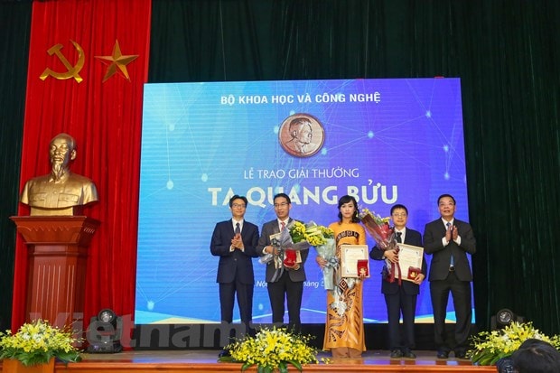 Các tác giả nhận Giải thưởng Tạ Quang Bửu năm 2019 do Phó Thủ tướng Chính vụ Vũ Đức Đam và Bộ trưởng Bộ Khoa học và Công nghệ Chu Ngọc Anh trao tại buổi Lễ