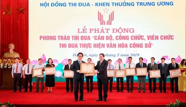 TS Vũ Tiến Lộc, Chủ tịch Phòng thương mại và Công nghiệp Việt Nam (VCCI) lên vị trí danh dự đón nhận bằng khen của Thủ tướng Chính phủ. Ảnh: Nguyễn Đức