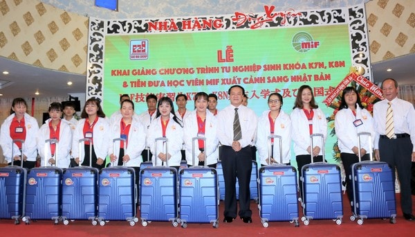 3. Ông Lê Thanh Thuấn - Chủ tịch Tập đoàn Sao Mai và lãnh đạo MIF tặng quà cho các tu nghiệp sinh xuất sắc được chọn sang Nhật làm việc