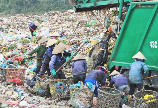 Bãi rác Khánh Sơn là nơi mưu sinh của hơn 300 công nhân hằng ngày đào bới rác diễn ra lộn xộn là nguyên nhân khiến quy trình xử lý phun hóa chất diễn ra chậm ảnh hưởng nghiêm trọng đến môi trường xung quanh. 