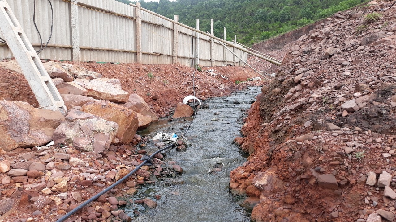 Trong quá trình nuôi tôm, toàn bộ nguồn nước thải màu đen từ trang trại này lại được xử lý bằng cách đổ thải trực tiếp ra biển, gây bức xúc trong dư luận