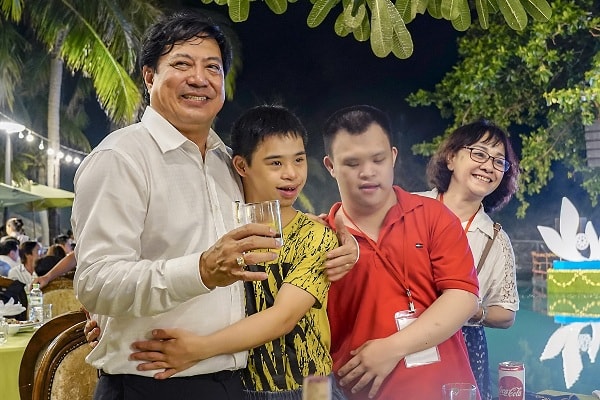 Ông Đoàn Văn Trang, Chủ tịch HĐQT Công ty CP Hòn Tằm Biển Nha Trang xúc động bên các cháu