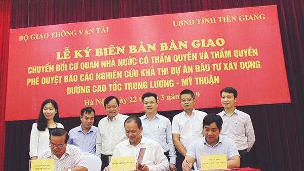 p/Thứ trưởng Bộ GTVT Nguyễn Nhật và Phó chủ tịch UBND tỉnh Tiền Giang Phạm Anh Tuấn (trái) và doanh nghiệp dự án ký biên bản bàn giao.