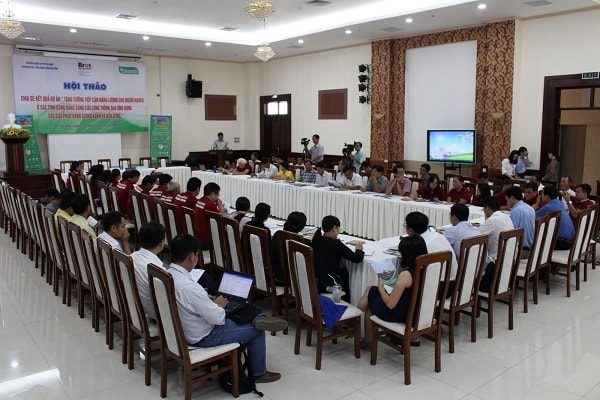 tổng công suất nguồn điện từ năng lượng tái tạo tạm tính chiếm 2,1% toàn hệ thống phát điện. Việt Nam cũng đã ban hành chiến lược phát triển năng lượng tái tạo đến năm 2030, tầm nhìn đến 2050 tại Quyết định số 2068/QĐ-TTg ngày 25/11/2015 của Thủ tướng Chính phủ