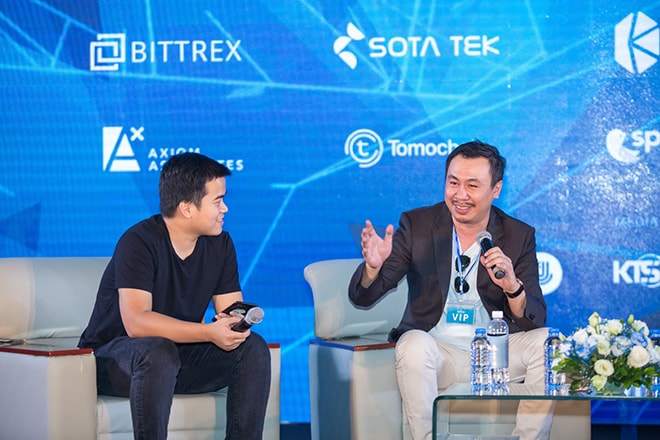 Từ trái qua, ông Lưu Thế Lợi - CEO Kyber Network và ông John Ng Pangilinan - nhà sáng lập quỹ Signum Capital (Singapore) trong phiên thảo luận.