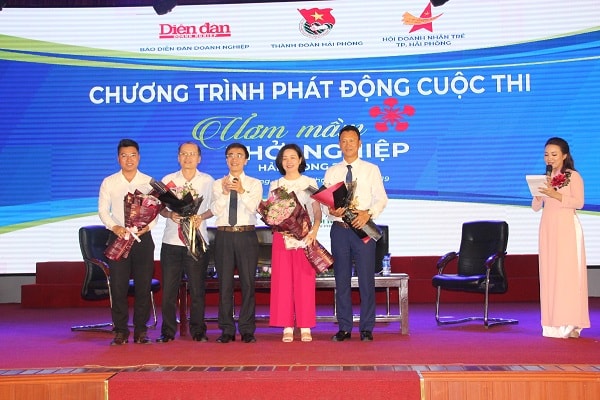 Tặng hoa cảm ơn các khách mời tham gia chương trình giao lưu