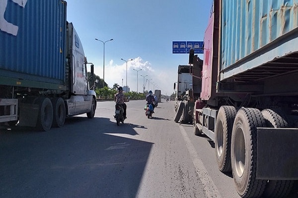 Xe máy phải đi vào làn đường dành cho xe ô tô, xe container