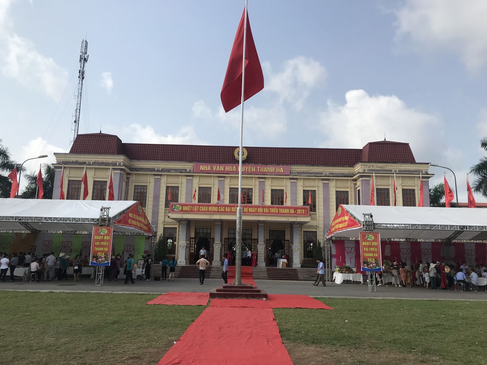 Toàn cảnh khu trưng bày và tổ chức ngày hội vải thiều Thanh Hà năm 2019