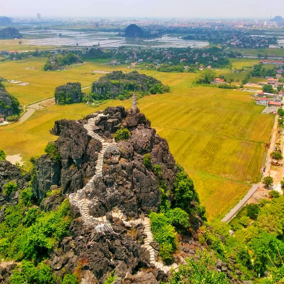 Người ta gọi với cái tên mỹ miều là “Mùa vàng Tam Cốc” và đây cũng chính là một trong những khung cảnh nên thơ bậc nhất của đất cố đô, thu hút cả khách du lịch trong và ngoài nước.