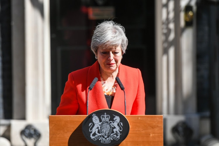 Thủ tướng Anh Theresa May rơi nước mắt khi tuyên bố từ chức