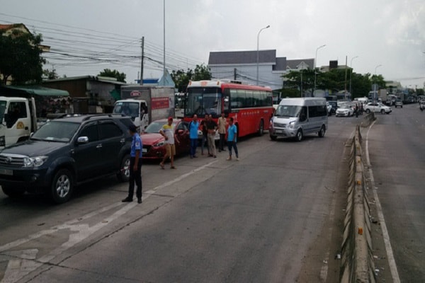 , nhiều phương tiện đã đậu xe tại trạm khiến giao thông ùn tắc, buộc chủ đầu tư phải liên tục xả cửa và có ngày lên tới 30 lần/ ngày để đảm bảo an ninh trật tự, an toàn giao thông tại khu vực này 