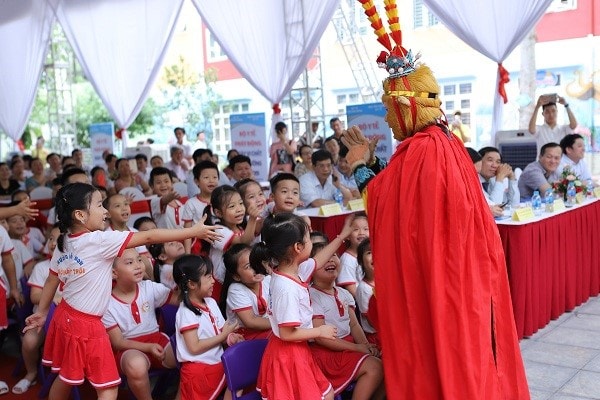 Các em học sinh tại Thanh Hóa hào hứng tham gia chương trình văn nghệ chào mừng Lễ phát động Ngày vi chất dinh dưỡng năm 2019. 