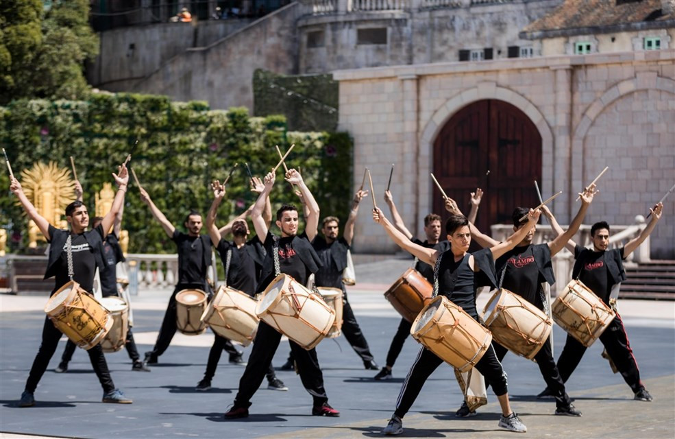 Sau cuộc thi tài, Lãnh chúa của vùng đất có màn trình diễn đặc sắc nhất sẽ được Thần Mặt trời trao tặng “Vương miện Hướng dương” trong thời hạn một năm và được hưởng nhiều đặc ân hậu hĩnh.