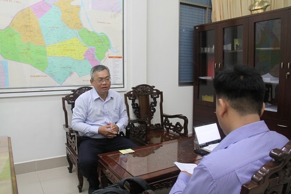 ông Nguyễn Việt Trí – Giám đốc Sở GTVT An Giang, trao đổi với PV DĐDN