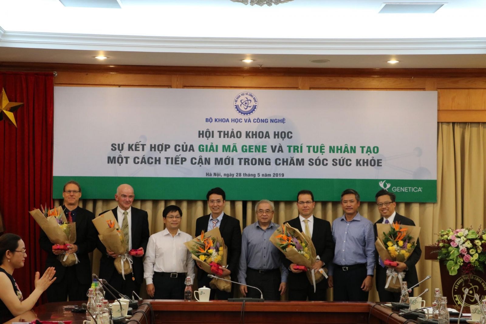 Đại biểu và các nhà khoa học tham dựp/hội thảo khoa học Sự kết hợp của Giải mã gene và trí tuệ nhân tạo, một cách tiếp cận trong chăm sóc sức khỏe