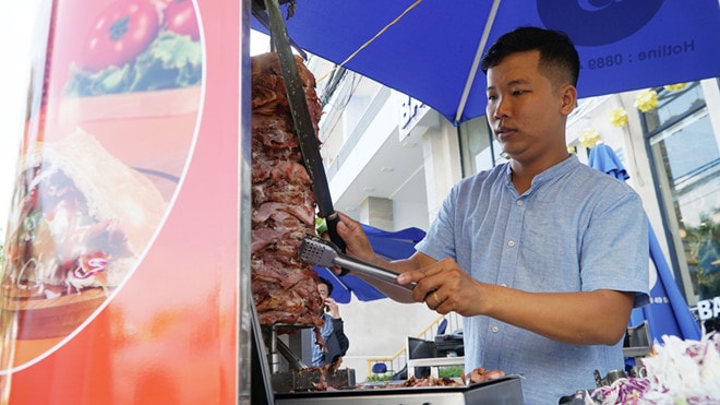 Lê Quốc Thạch chăm chút cho từng sản phẩm của mình; Ảnh: Lê Nam