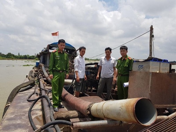 Bắt giữ tàu khai thác cát trái phép