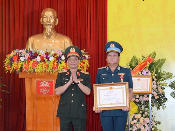 Thiếu tướng Hà Tiến Dũng - Tư lệnh Binh đoàn 18 vinh dự được trao tặng Huân chương Lao động hạng Nhất.