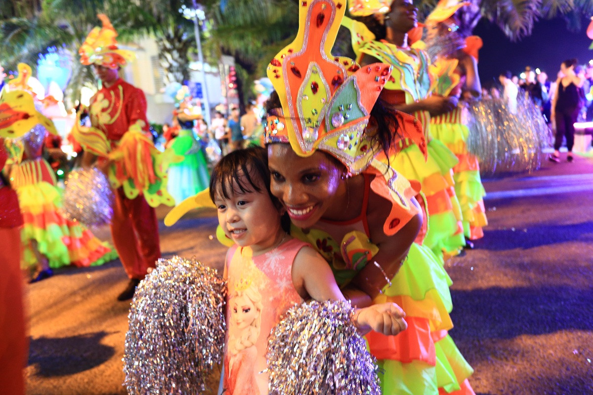 Lễ hội Carnival đường phố DIFF 2019 thậm chí còn được anh Quốc Huy, một du khách đến từ Hà Nội ví như “rạp hát” của 8 quốc gia. Là bởi ở đó, khách tham dự có thể thăng hoa cảm xúc cùng vũ điệu samba nóng bỏng của Brazil, “phiêu” theo từng điệu vũ ngẫu hứng của Nga, say mê với vũ khúc tarantella truyền thống của Ý và thậm chí nhảy cùng vũ công đại diện cho Anh quốc trong điệu nhảy morris trứ danh.p/