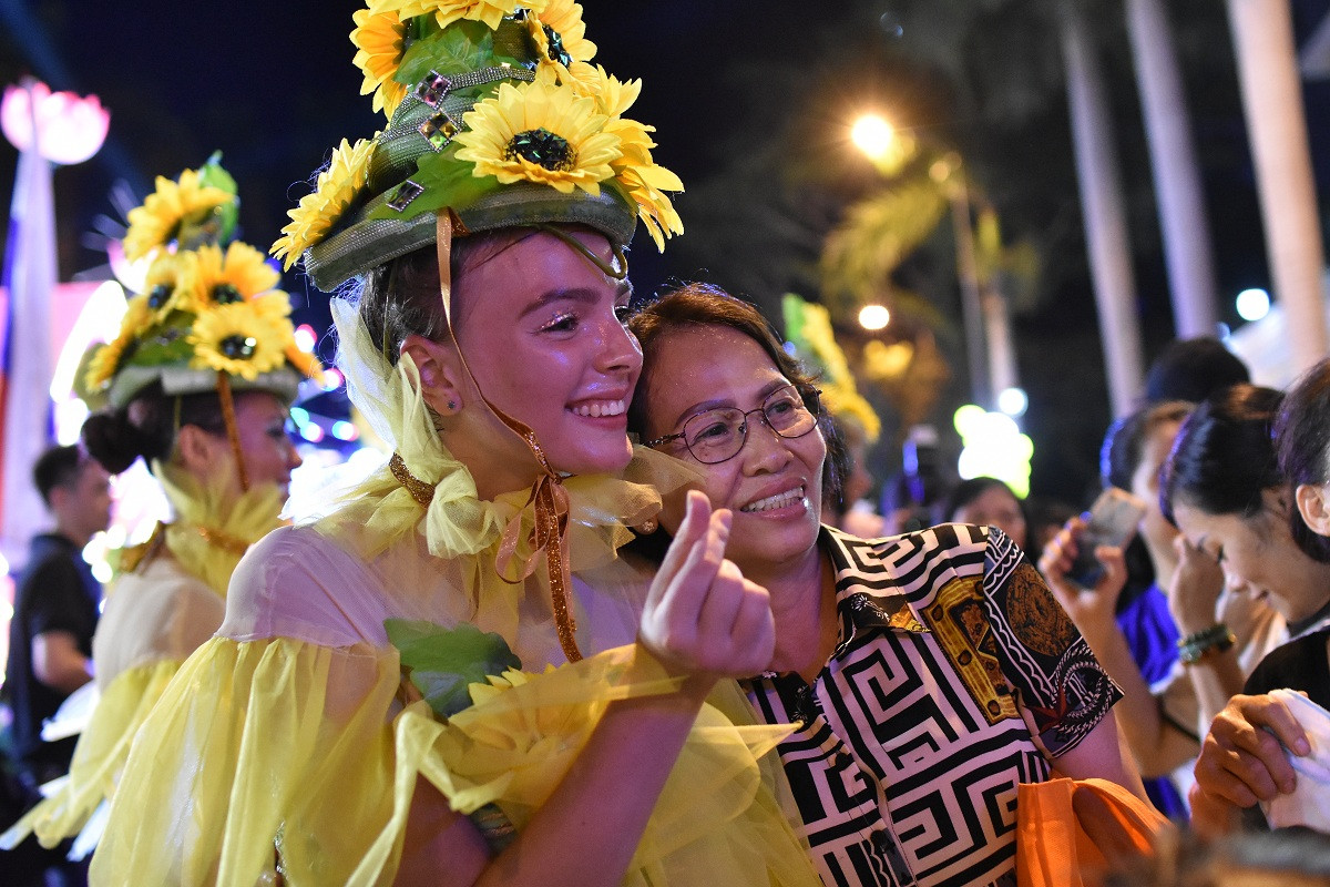 Lễ hội Carnival đường phố DIFF 2019 sẽ tiếp tục được Tập đoàn Sun Group mang đến khán giả vào mỗi tối Chủ Nhật hàng tuần, từ 19h – 21h30 các ngày 9/6, 16/6, 23/6, 30/6, 7/7 trong khuôn khổ Lễ hội pháo hoa quốc tế Đà Nẵng, để du khách tiếp tục được say trong ngập tràn những hứng khởi, khi chọn đến Đà Nẵng mùa pháo hoa này.