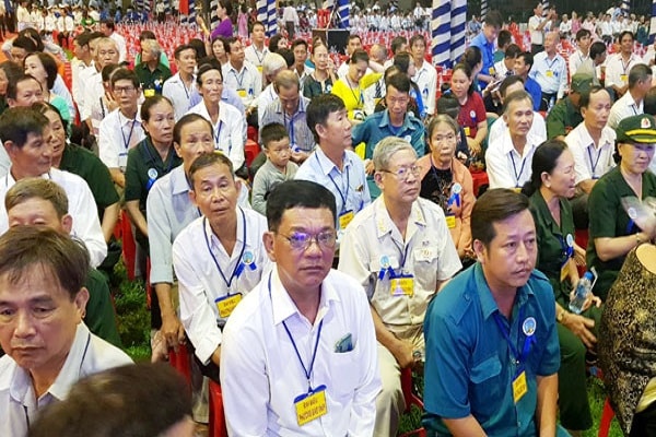 Nhiều người dân vui mừng tham giáđông đảo người dân của TP Long Khánh...