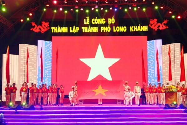 Tối ngày 02/6, tại sân vận động thành phố Long Khánh, Ủy viên Bộ Chính trị, Bí thư Trung ương Đảng, Trưởng Ban Tuyên giáo Trung ương Ông Võ Văn Thưởng, đã chính thức trao Nghị quyết 673/NQ-UBTVQH14 của Ủy ban Thường vụ Quốc hội tới lãnh đạo tỉnh Đồng Nai vàp/thành phố Long Khánh.