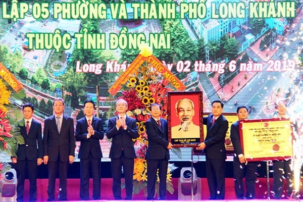 Đồng chí Võ Văn Thưởng trao Nghị quyết của Ủy ban Thường vụ Quốc hội cho lãnh đạo TP.Long Khánh và 5 phường mới thành lập; đồng thời trao tặng bức ảnh chân dung Chủ tịch Hồ Chí Minh và lẵng hoa chúc mừng thành phố