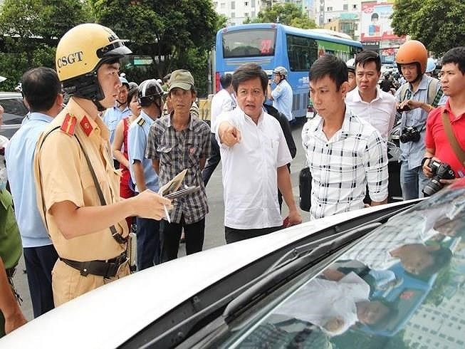 Ông Đoàn Ngọc Hải trong một lần xuống đường chỉ đạo dẹp vỉa hè. Ảnh: LÊ THOA