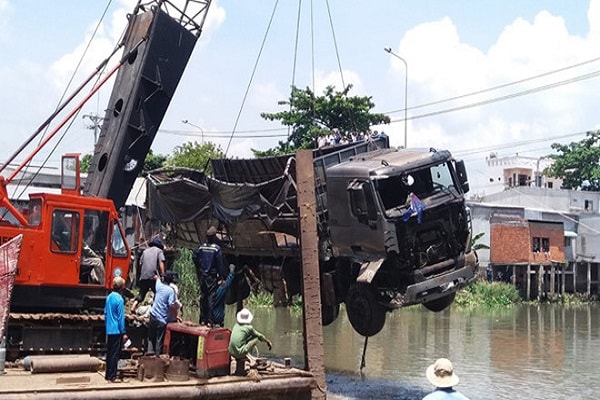 Sau 3 ngày cầu BOT Tân Nghĩa bị sập, cần cẩu cũng gãy đôi… đồng nghĩa với việc xe tải cũng bị ngâm dưới sông kể từ hôm đó tới nay mới chính thức được vớt lên