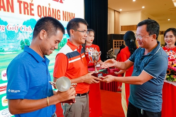 Ông Cao Tường Huy trao cup cho các Golfer đạt giải