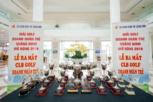 Hàng chục chiếc cup đang chờ đợi các Golfer đạt giải