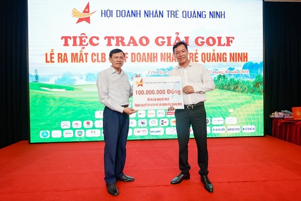 Thay mặt Hội DNT Quảng Ninh, ông Lưu Công Thành chủ tịch Hội trao tặng 2 căn nhà tình nghĩa trị giá 100 triệu đồng cho hai gia đình khó khăn