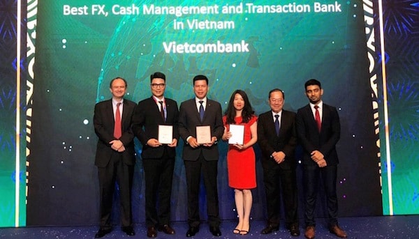 Đại diện Vietcombank, ông Phạm Mạnh Thắng – Phó Tổng Giám đốc (thứ 3 từ trái sang) và bà Phan Khánh Ngọc – Trưởng phòng Quan hệ Công chúng TSC (thứ 3 từ phải sang) nhận giải thưởng do The Asian Banker trao tặng