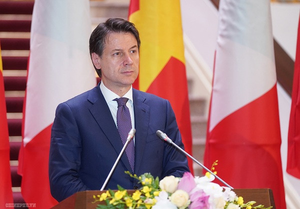 Thủ tướng Italy Giuseppe Conte phát biểu tại cuộc gặp gỡ báo chí - Ảnh: VGP