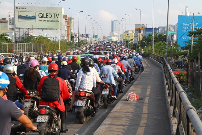 Xe cộ kẹt cứng khu vực cầu Kênh Tẻ. Ảnh: Phạm Hữu/Thanh Niên