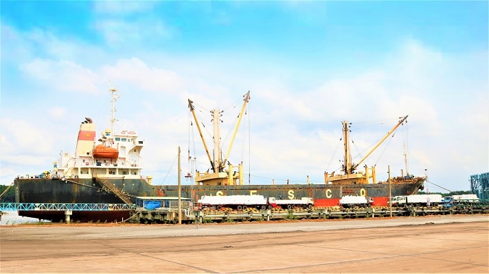 Tác nghiệp hàng tổng hợp tại Cảng Gò Dầu