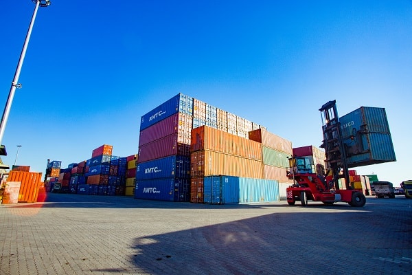 Tác nghiệp hàng container tại Cảng Long Bình Tân
