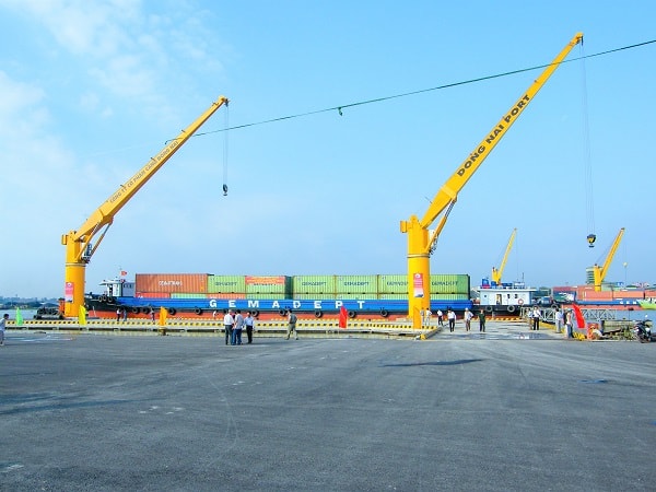 Tàu hàng container cập Cảng Long Bình Tân