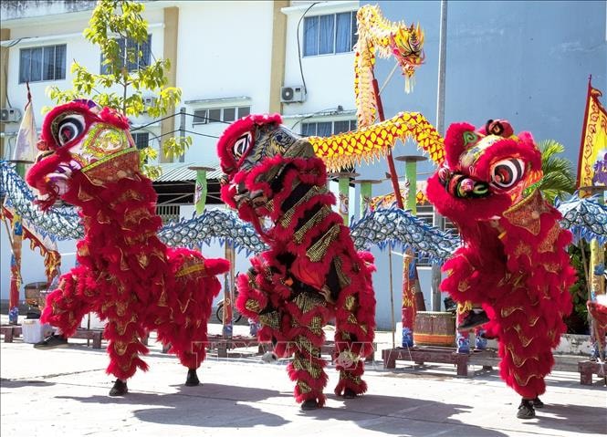 Các thành viên Câu lạc bộ lân sư rồng Hiền Long Đường tập luyện.