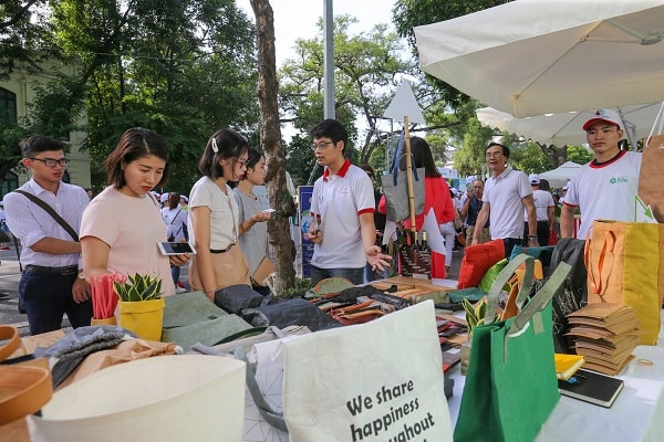 Đông đảo người dân thích thú với các sản phẩm thân thiện với môi trường của Thịnh Đạt.