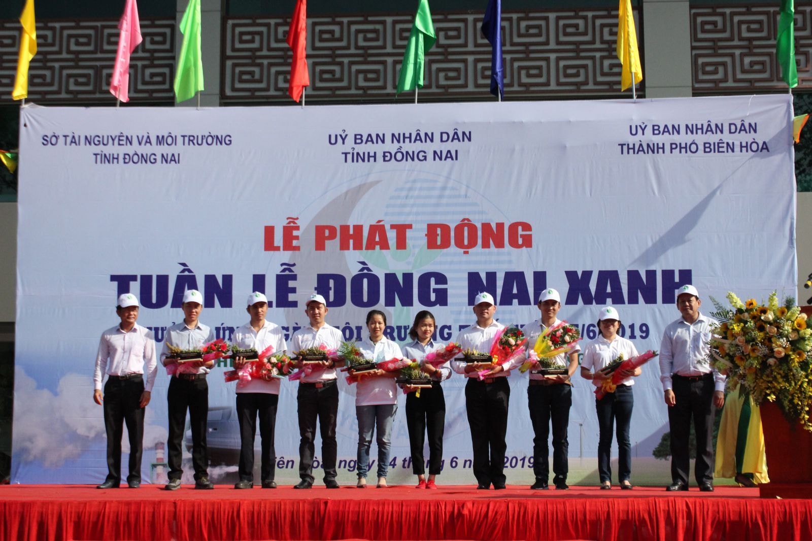 Ông Tsai Ping Hsuan ( thứ 4 phải qua ) đại diện Vedan tham dự Lễ phát động Tuần lễ Đồng Nai xanh